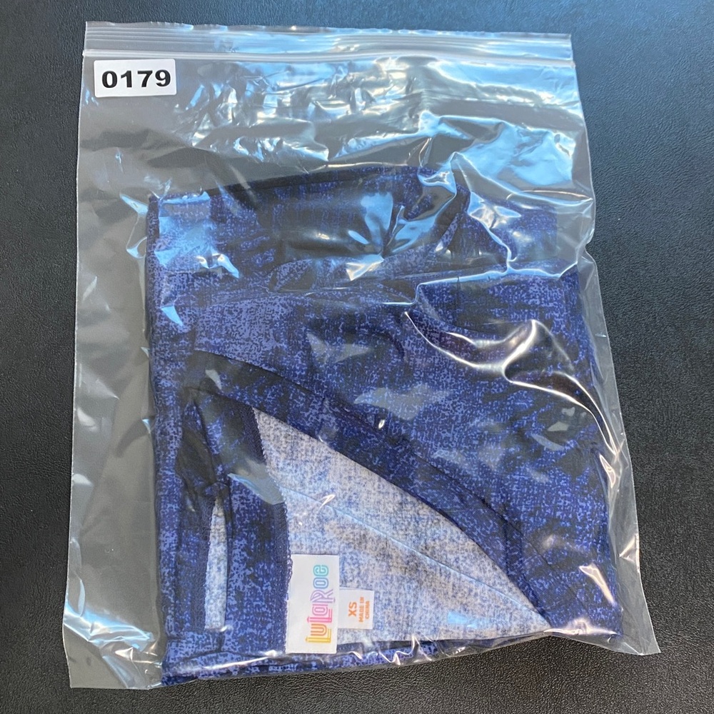 LuLaRoe Blue Tie-Dye Design V-Neck Women's Top T-shirt XS - Picture 5 of 5